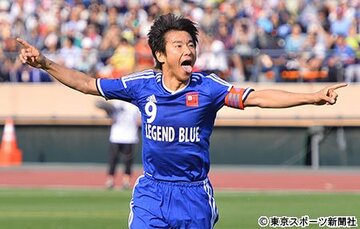 ゴールを決め喜ぶ中山雅史