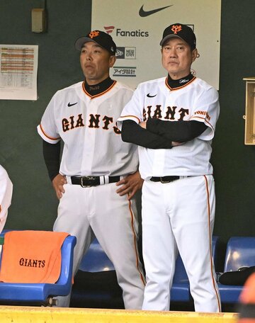 ベンチで戦況を見守る巨人・原監督(右)