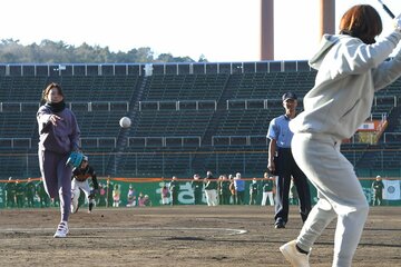 始球式で原田のどかと対戦した渋野日向子（左）