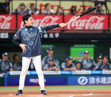 ホームラン予告ばりのポーズを見せた郷ひろみだったが…