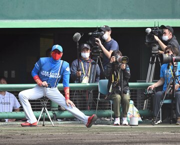  カメラマン席の近くで指揮する新庄監督(東スポWeb)