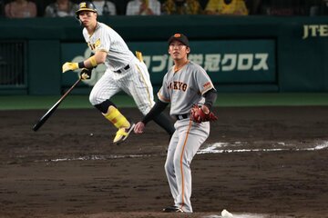 ６回、佐藤輝（左）にホームランを打たれた巨人・赤星