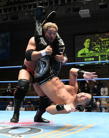 石川(左)をフランケンシュタイナーで投げるジェイク（東スポWeb）