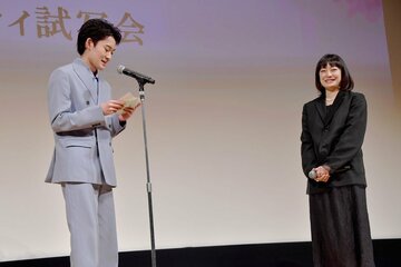 山時聡真(左)に手紙を読んでもらう菅野美穂