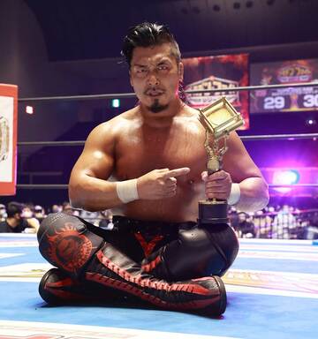 ＫＯＰＷトロフィーを手にする鷹木（新日本プロレス提供）