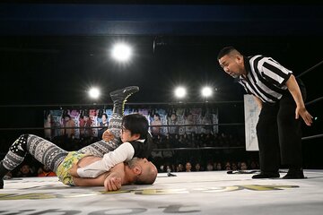 アントーニオ本多をフォールする今林久弥ＧＭ