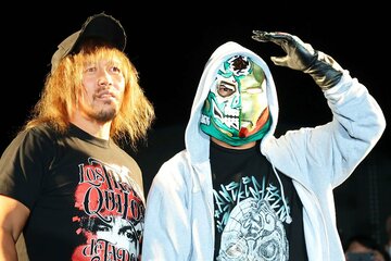 内藤哲也（左）とＢＵＳＨＩ
