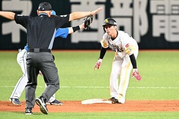 第３戦でも３回に二盗成功するなど、大暴れだったソフトバンク・庄子雄大(右)
