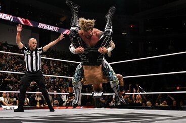 デビッド・フィンレーにスタイルズクラッシュを決めるウィル・オスプレイ(©All Elite Wrestling)