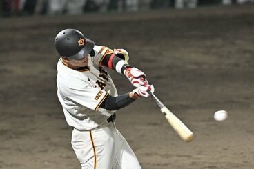 初球を振りぬいた坂本勇人