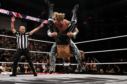デビッド・フィンレーにスタイルズクラッシュを決めるウィル・オスプレイ(©All Elite Wrestling)
