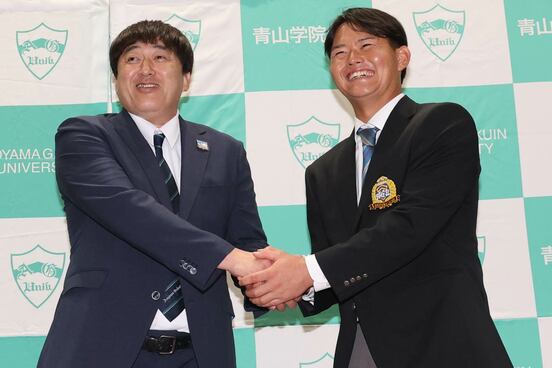 石井一久和久GM(左)と握手する渡部海