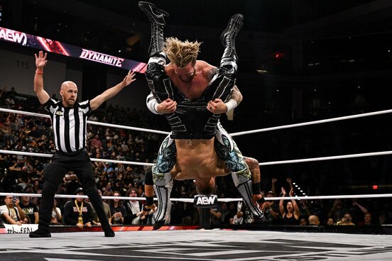 デビッド・フィンレーにスタイルズクラッシュを決めるウィル・オスプレイ(©All Elite Wrestling)