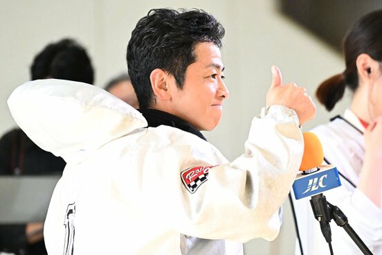 ギリギリの予選突破で、思わずサムアップの石野貴之