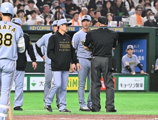 伏見寅威が死球を受けベンチを飛び出した藤川球児監督