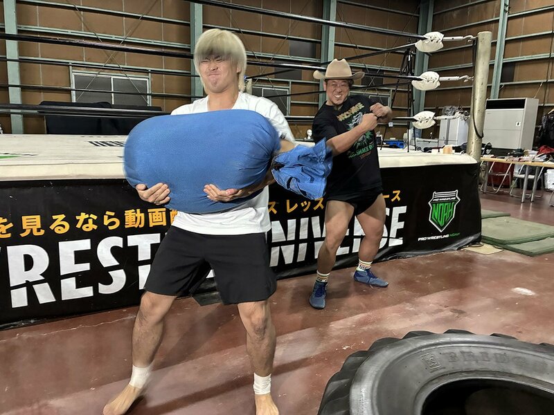 サンドバッグを担ぐ稲村流トレーニングを行った清宮海斗(左)