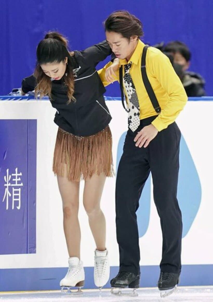  練習中に負傷した村元哉中の肩を抱えてリンクから引き揚げる高橋大輔（代表撮影）