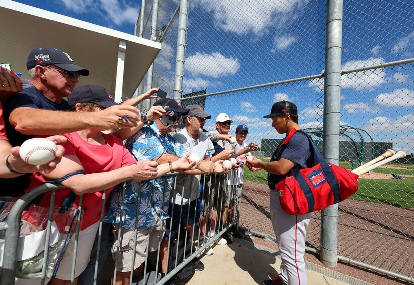 ファンのサインに応じる吉田（ロイター）