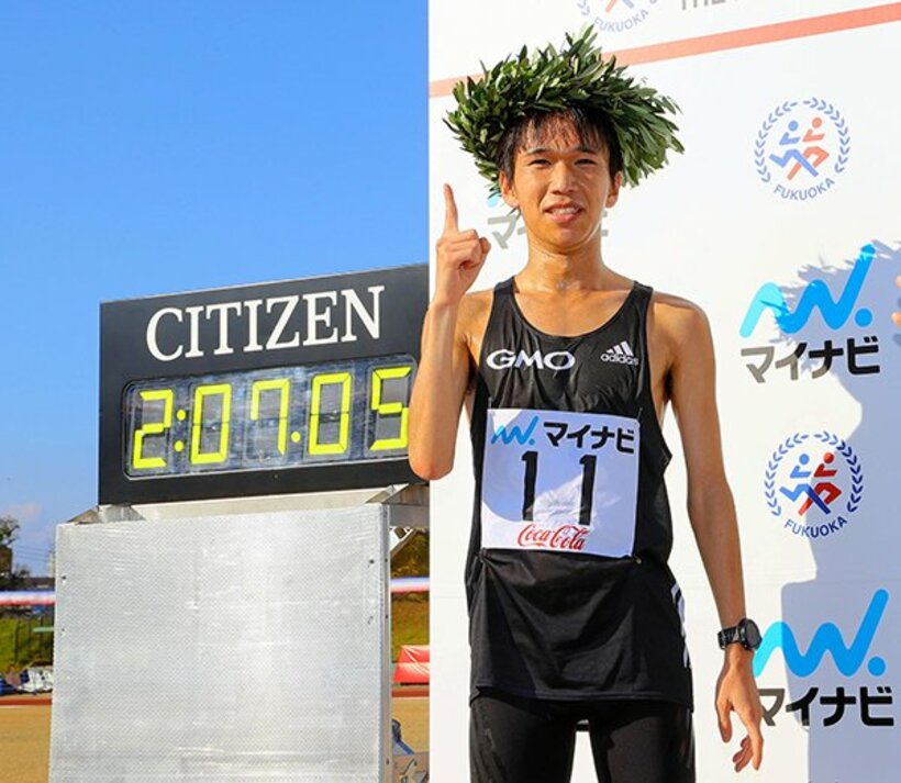  福岡国際マラソンで初優勝しポーズをとる吉田祐也(代表撮影)