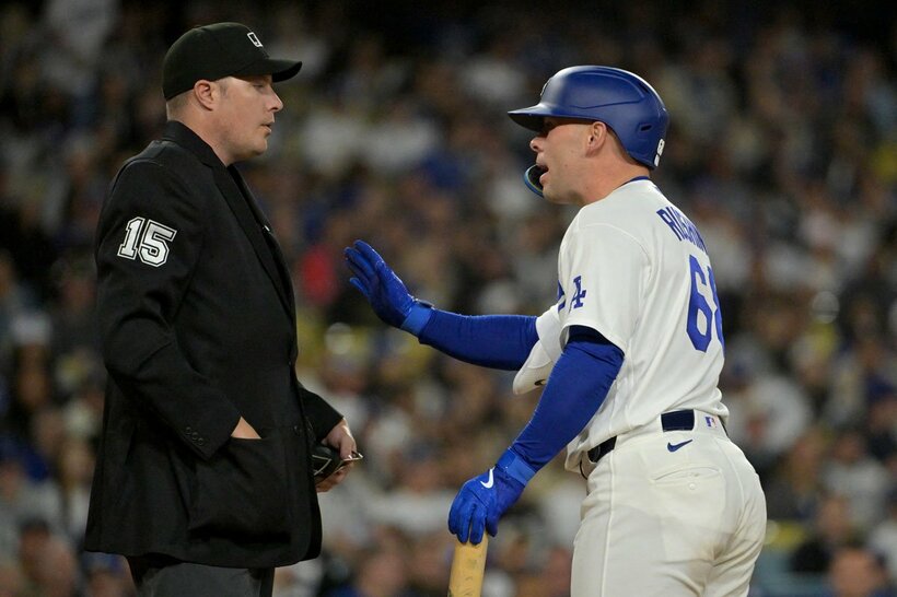 ピッチクロック違反を取られ、主審に抗議するラッシング（ロイター）