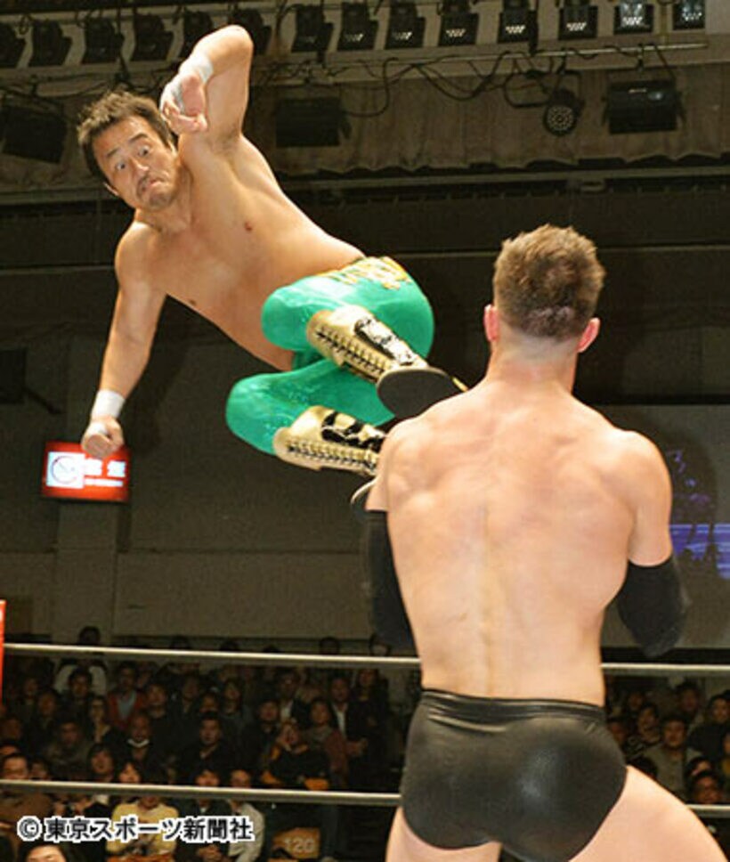 復帰戦の田口（上）はデヴィットにドロップキック