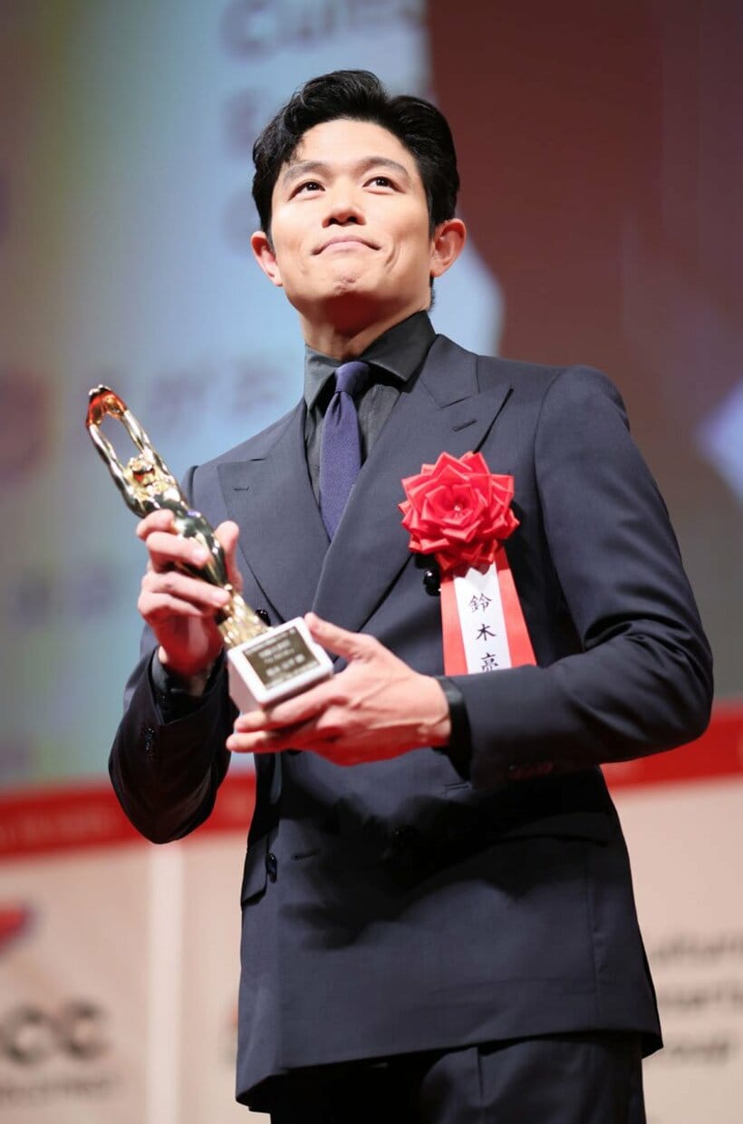表彰式に登壇した鈴木亮平