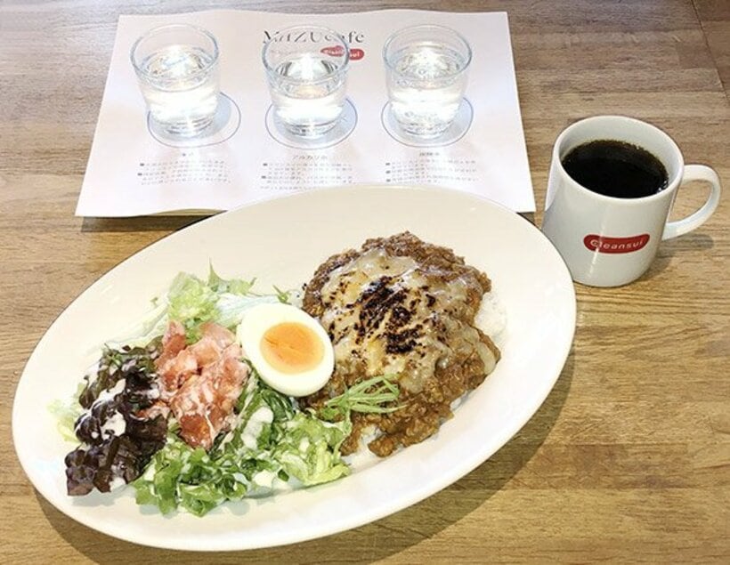  新メニューのカレーと一緒に水の飲み比べ体験も…
