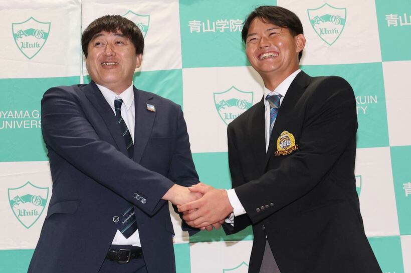 石井一久和久GM（左）と握手する渡部海