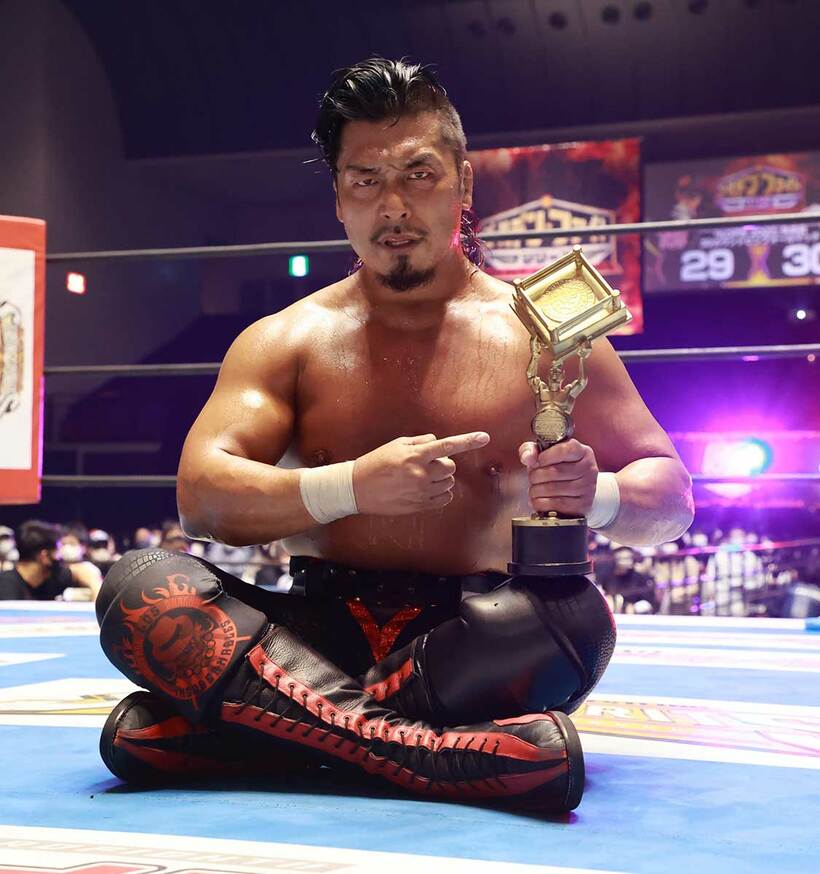  ＫＯＰＷトロフィーを手にする鷹木（新日本プロレス提供）