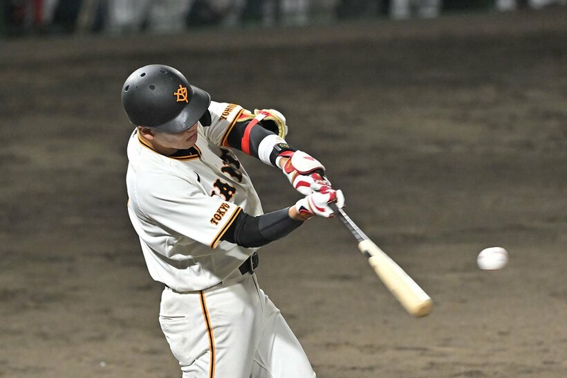 初球を振りぬいた坂本勇人