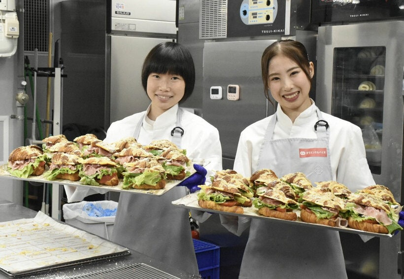 パンづくりをする森秋彩(左)と住吉りをん
