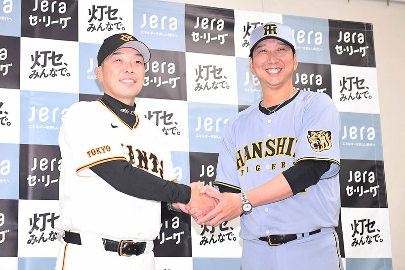 開幕前日会見に臨んだ巨人・阿部監督（左）と阪神・藤川監督