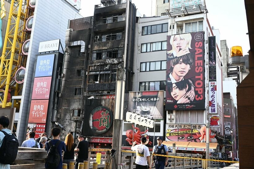 立ち入り禁止となった大阪・道頓堀の火災現場