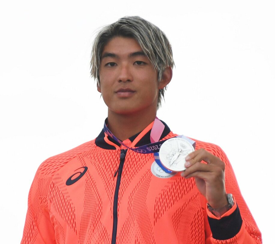  サーフィン男子で銀メダルを獲得した五十嵐カノア