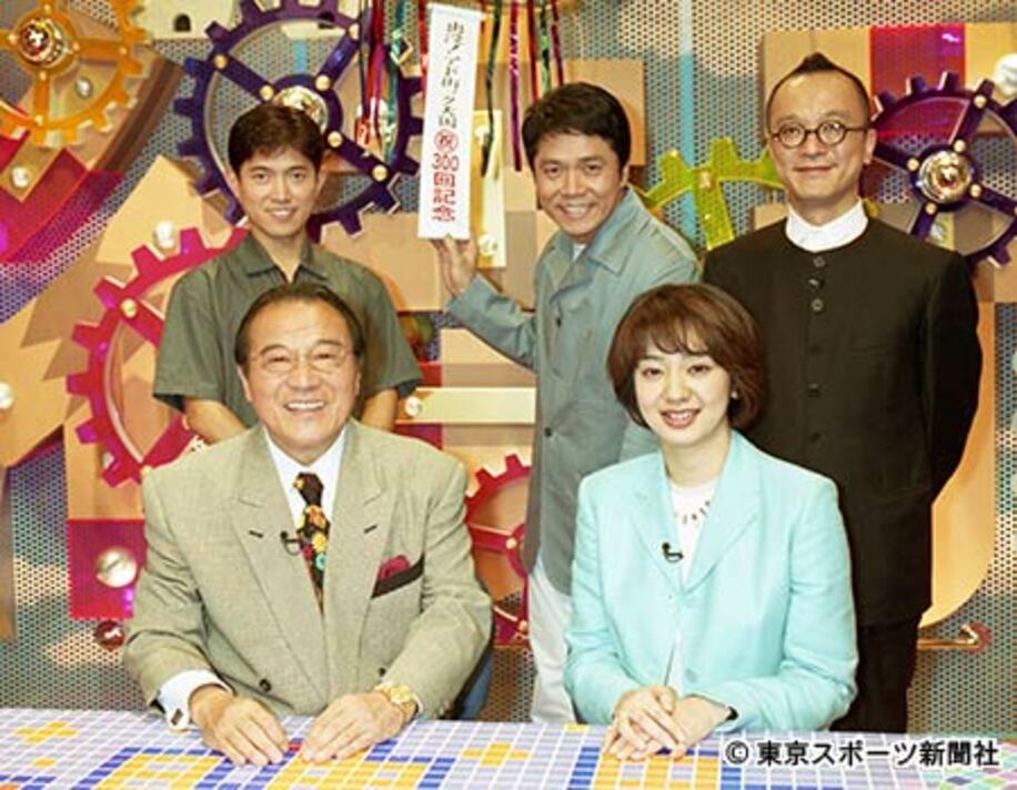 愛川さん（前列左）の代表番組の１つ「出没！アド街ック天国」の出演者たち。前列右は八塩圭子、後列左から薬丸、峰竜太、山田五郎（２００１年４月）