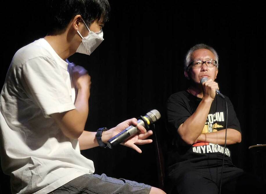話題作の〝真の企画者〟を明かした井上氏。左は銃撃犯役の俳優・タモト清嵐