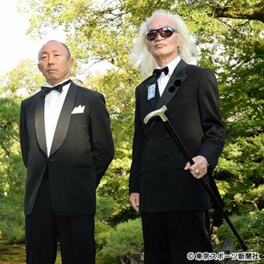 ２２年ぶりにレッドカーペットを歩いたという内田。左は武田幸三