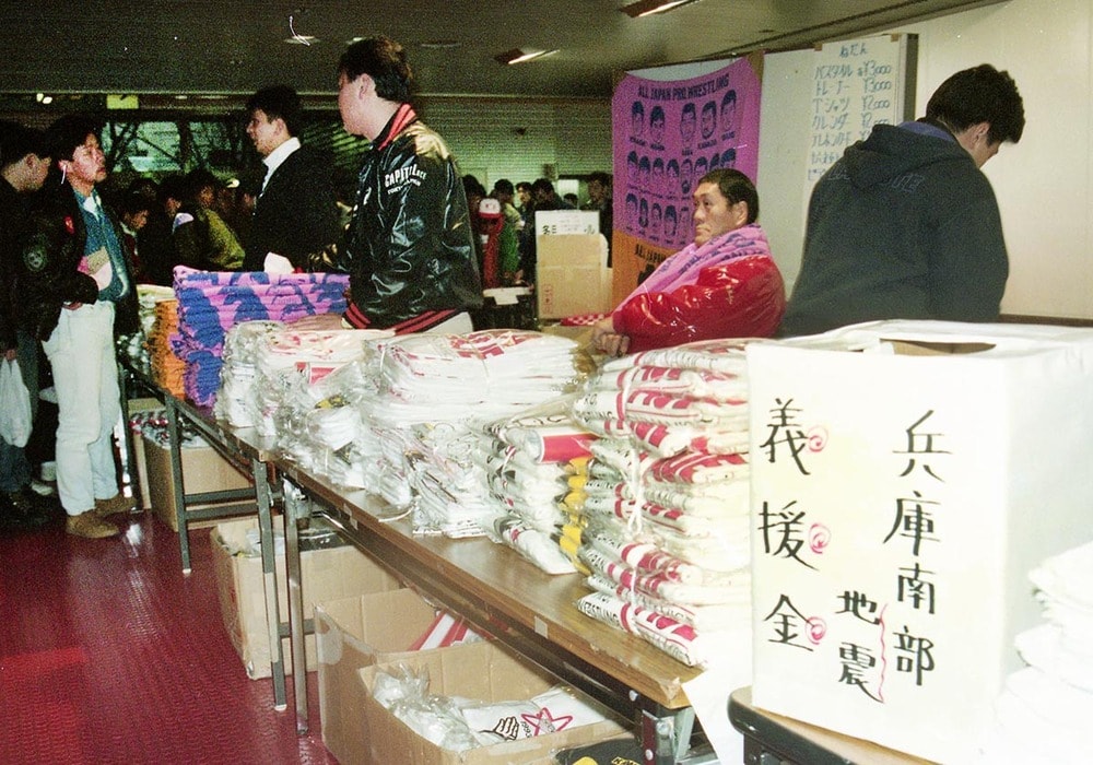 義援金カンパには馬場が先頭に立った（１９９５年１月、大阪府立）