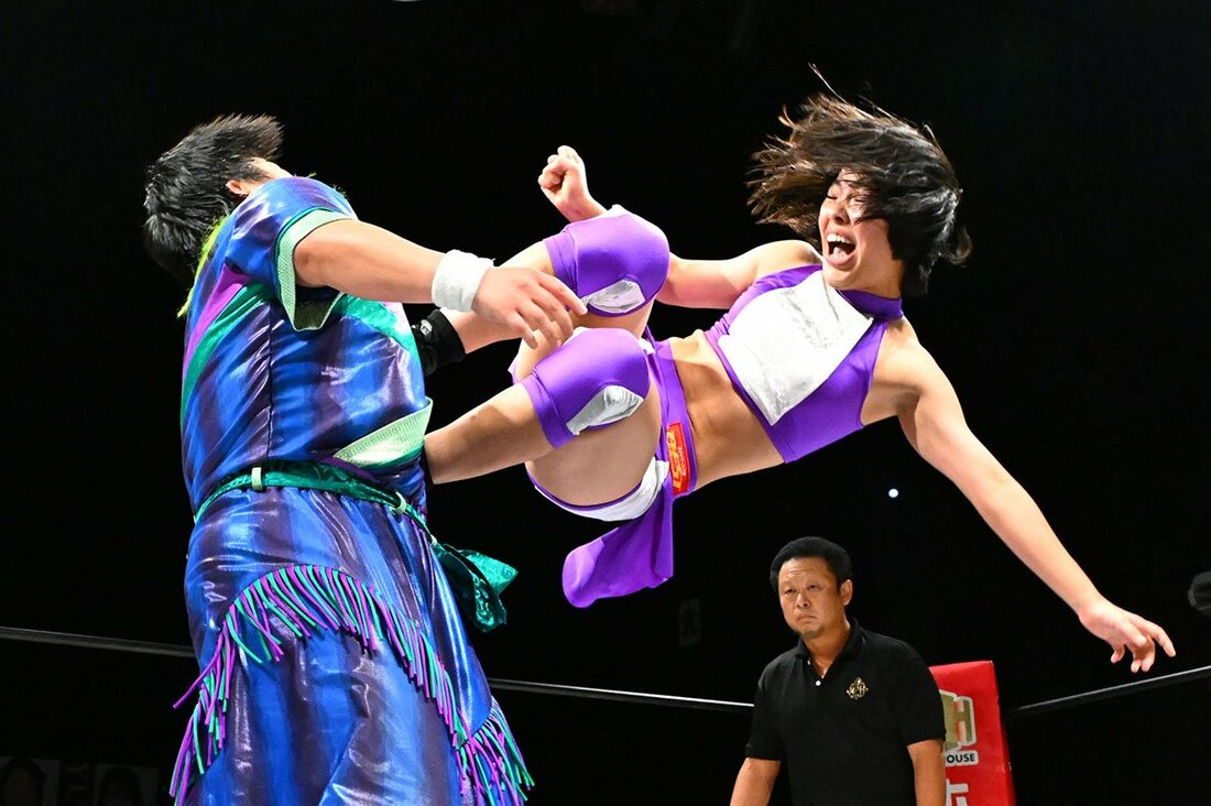 ソイ(左)に鋭いドロップキックを放つ高野玲菜