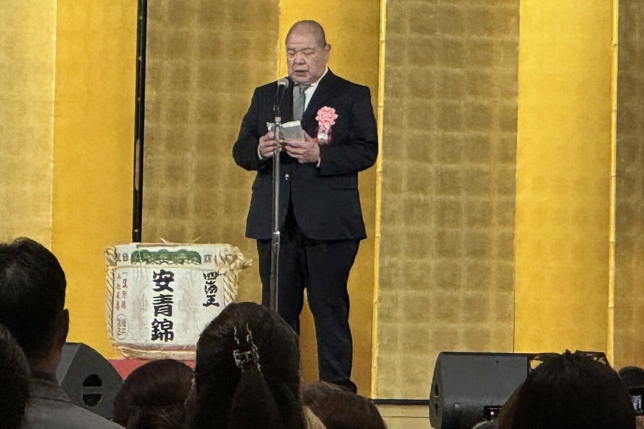壇上であいさつする八角理事長