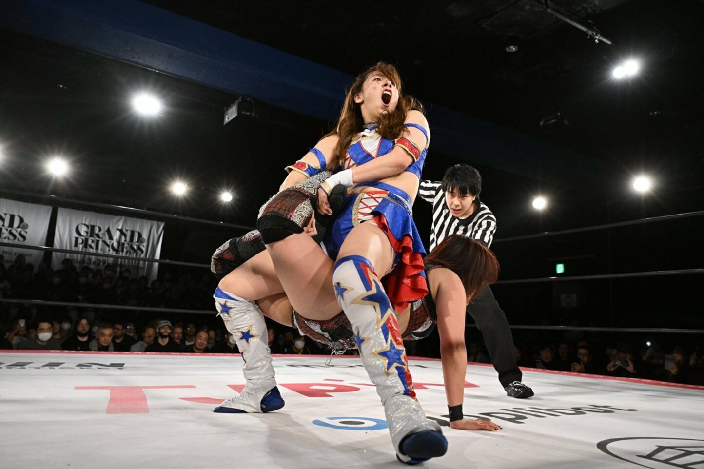 山下実優(下)を攻める荒井優希