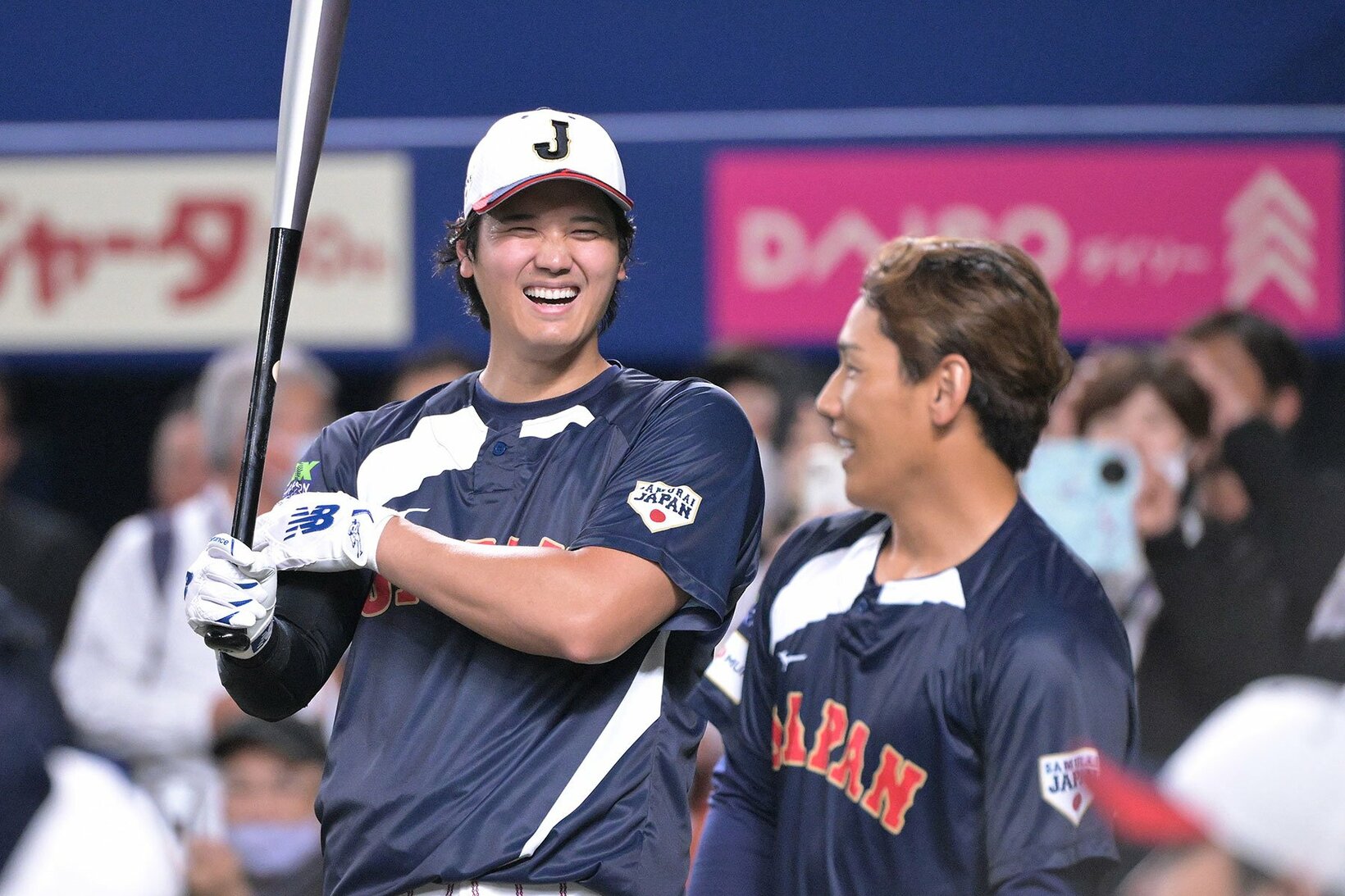 大谷翔平(左)と談笑するレッドソックス・吉田正尚