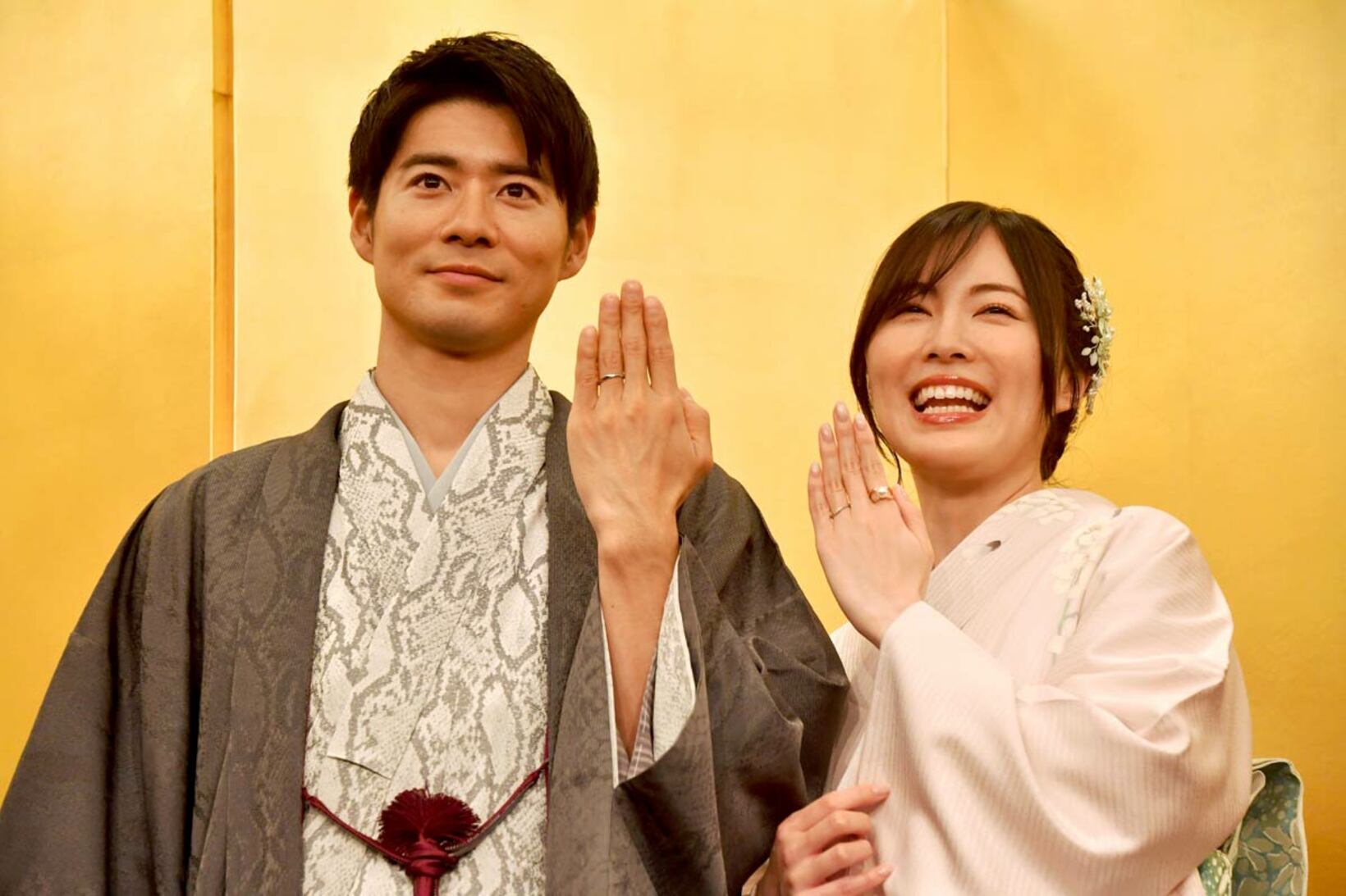 結婚会見で指輪を見せる辻本達規（左）と松井珠理奈