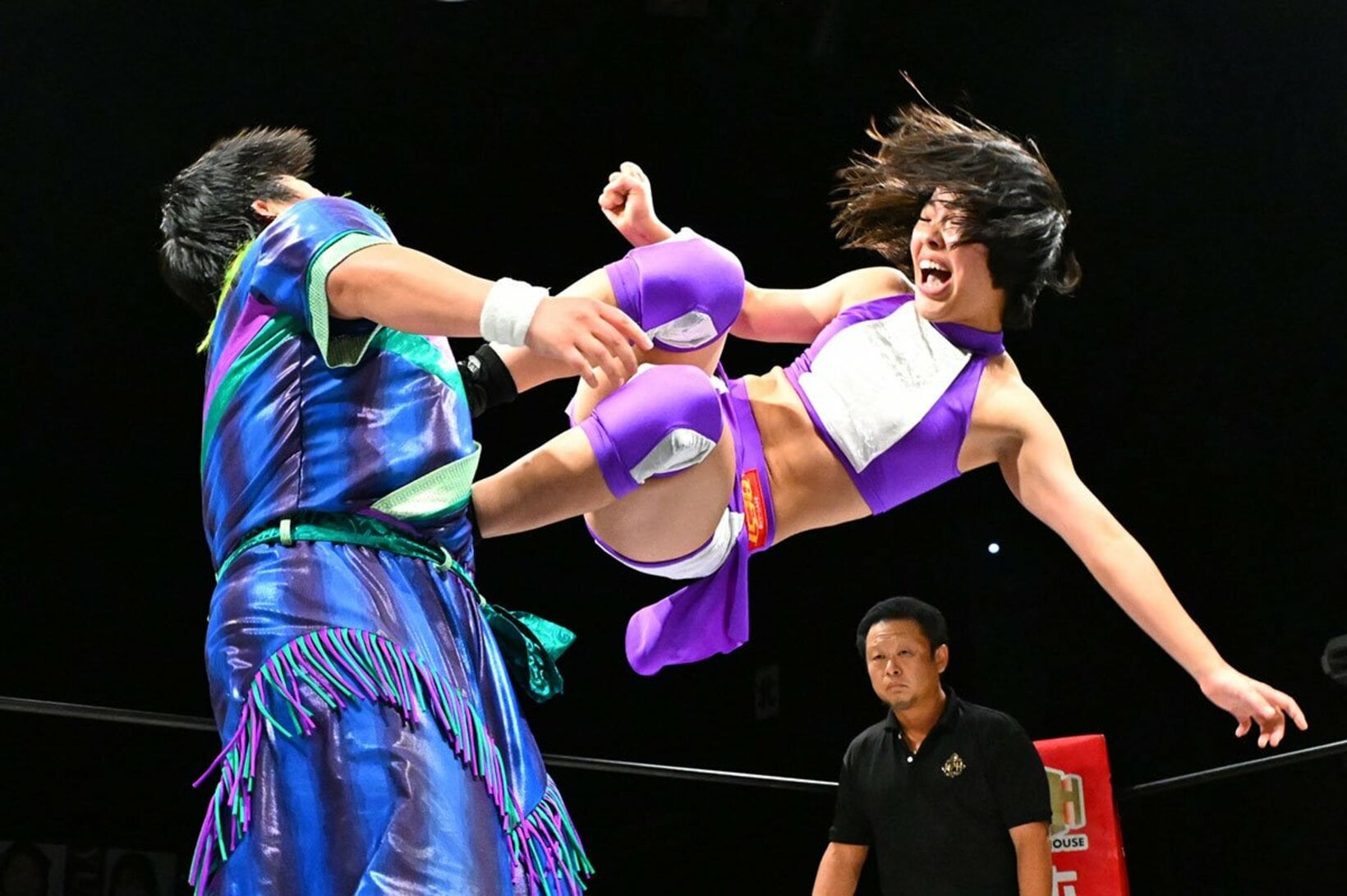 ソイ(左)に鋭いドロップキックを放つ高野玲菜