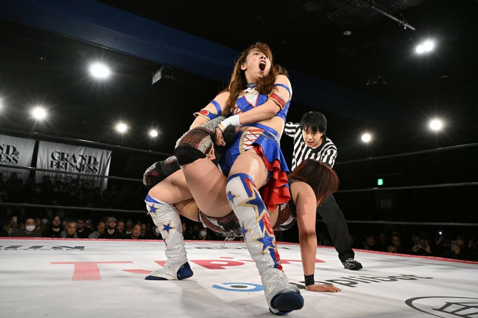 山下実優(下)を攻める荒井優希