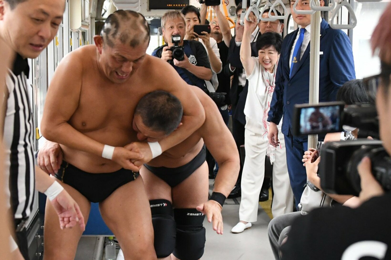 高木三四郎と鈴木みのるの試合を観戦する小池百合子都知事