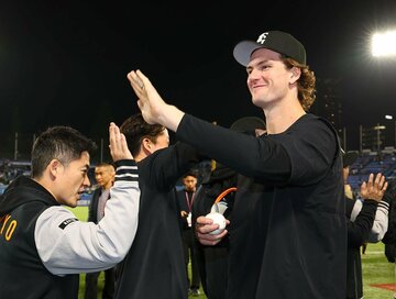 試合後、ウイニングボールを手にゴキゲンの巨人・ウィットリー