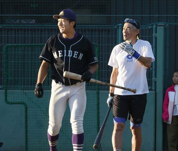 イチロー氏(右)は愛工大名電高の先輩にあたる。左が石見（2024年）
