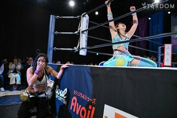 山下りな(左)をリング下に落とし、ガッツポーズの天咲光由