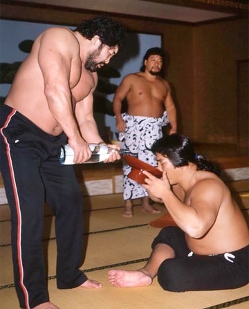 斎藤（左）に注がれる焼酎を飲み干す長州（１９８５年１月、熊本・芦北町）